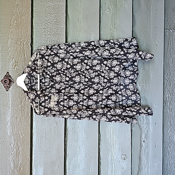 Her Universe Disney The Haunted Mansion Wallpaper Hi-Low Woven Button-Up sz S - Picture 4 of 10